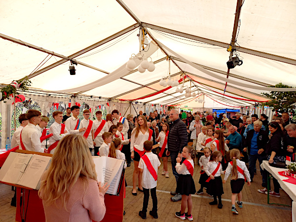 Grävenwiesbacher Musikanten am 8. Juni 2025 bei der Kirmes in Glashütten