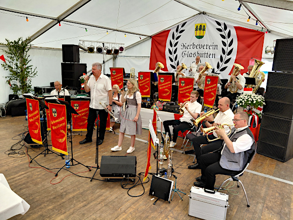 Gr&auml;venwiesbacher Musikanten am 24. Mai auf der Kirmes in Glash&uuml;tten
